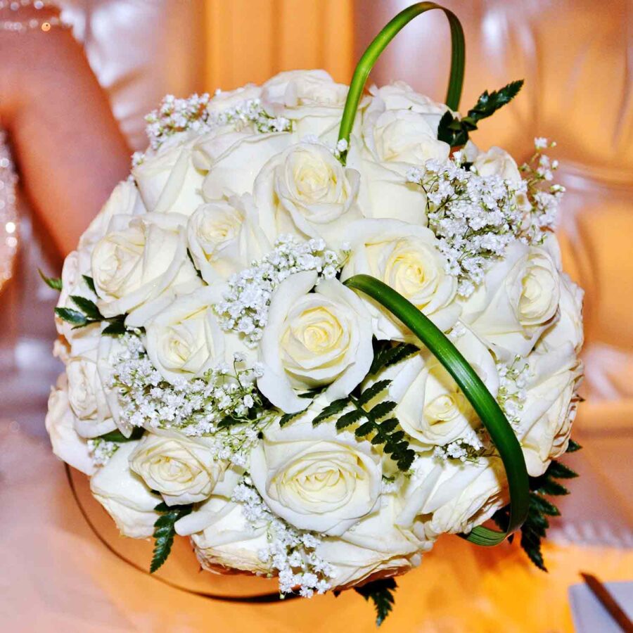 Букет невесты из белых роз, гипсофилы и зелени