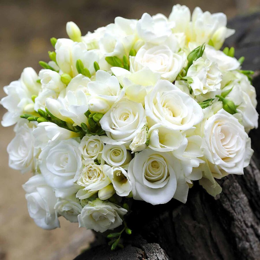 Букет невесты из белых роз и фрезии