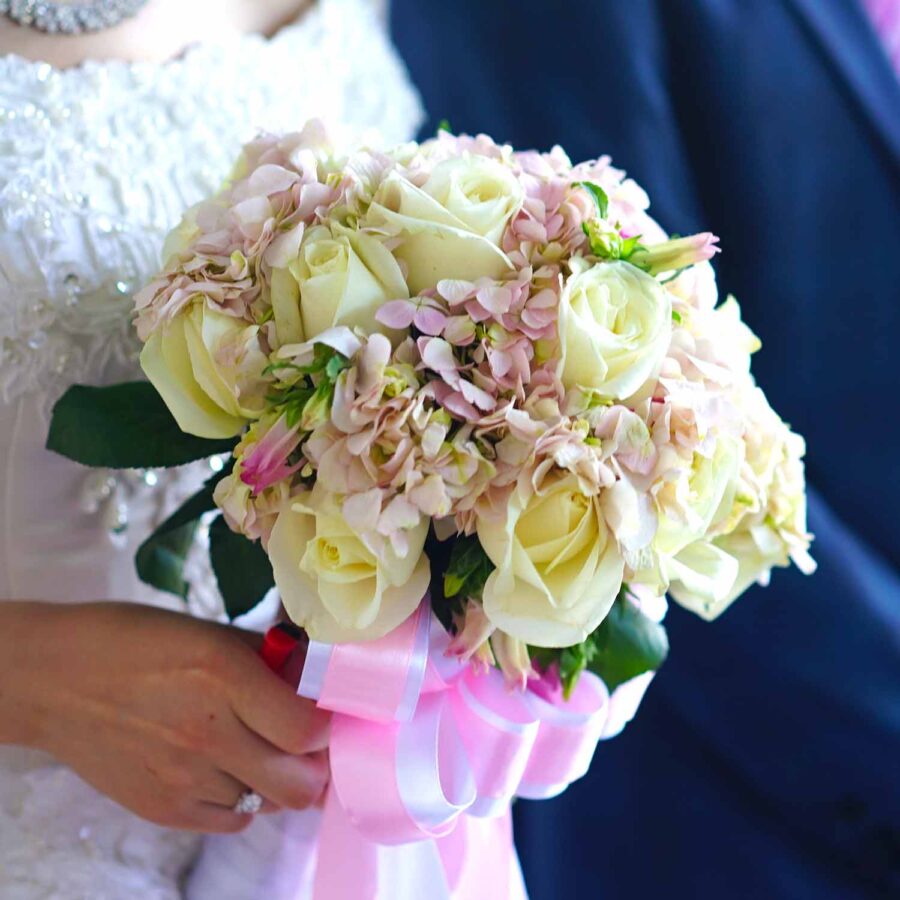 Букет невесты из белых роз и розовой гортензии