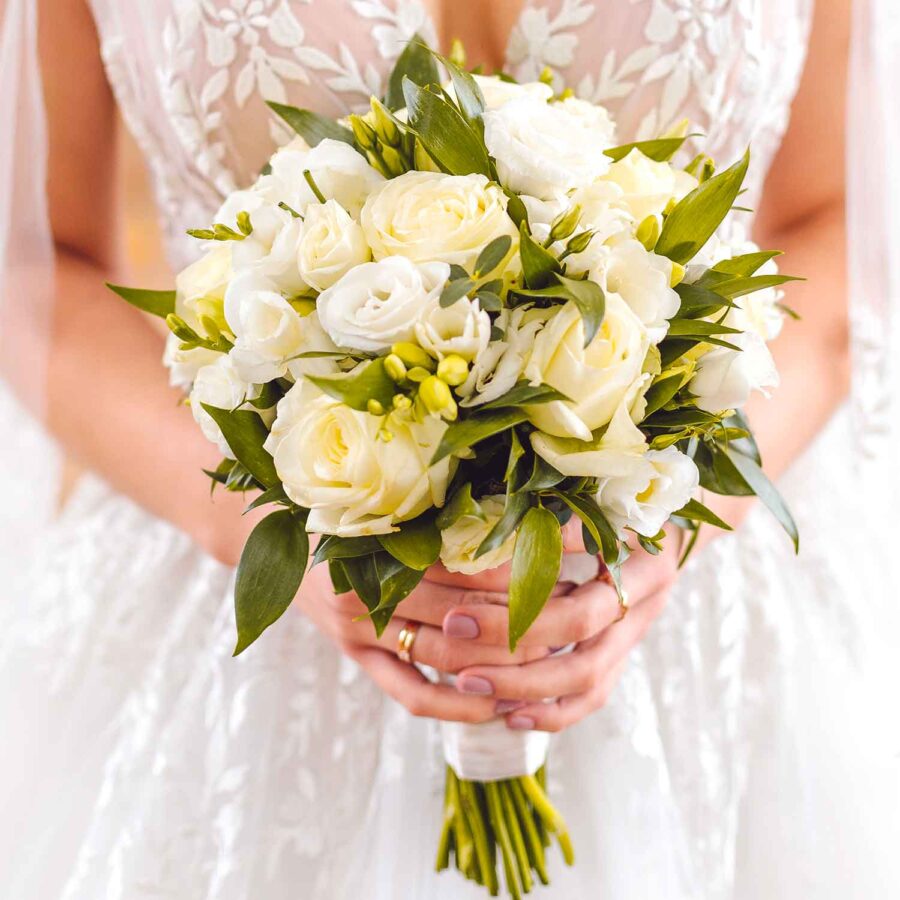 Букет невесты из белых роз, эустом и фрезии