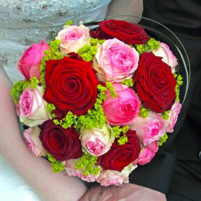 Букет невесты из красных и розовых роз