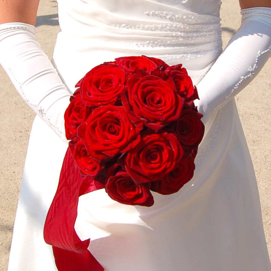 Букет невесты из красных роз 70 см