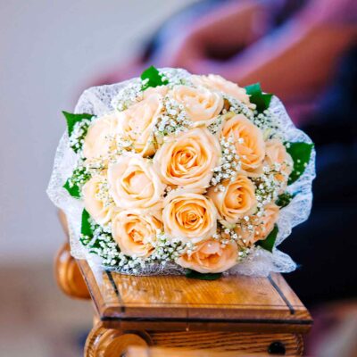 Букет невесты из кремовых роз и гипсофилы