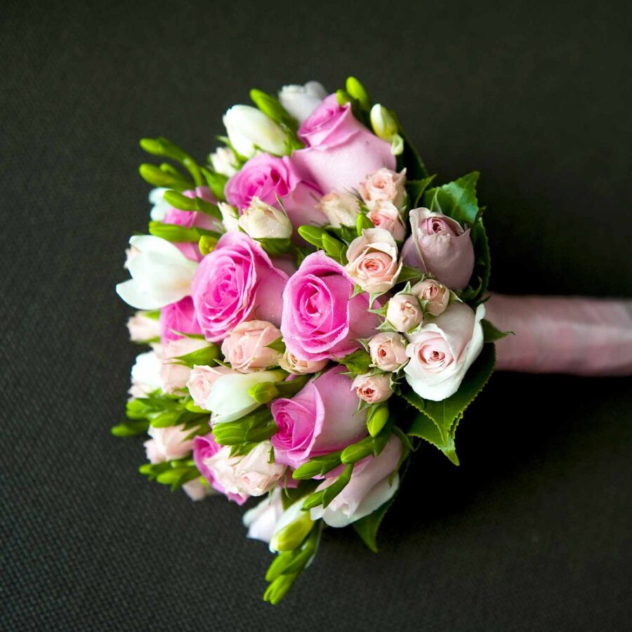 Букет невесты из кустовых роз и белой фрезии