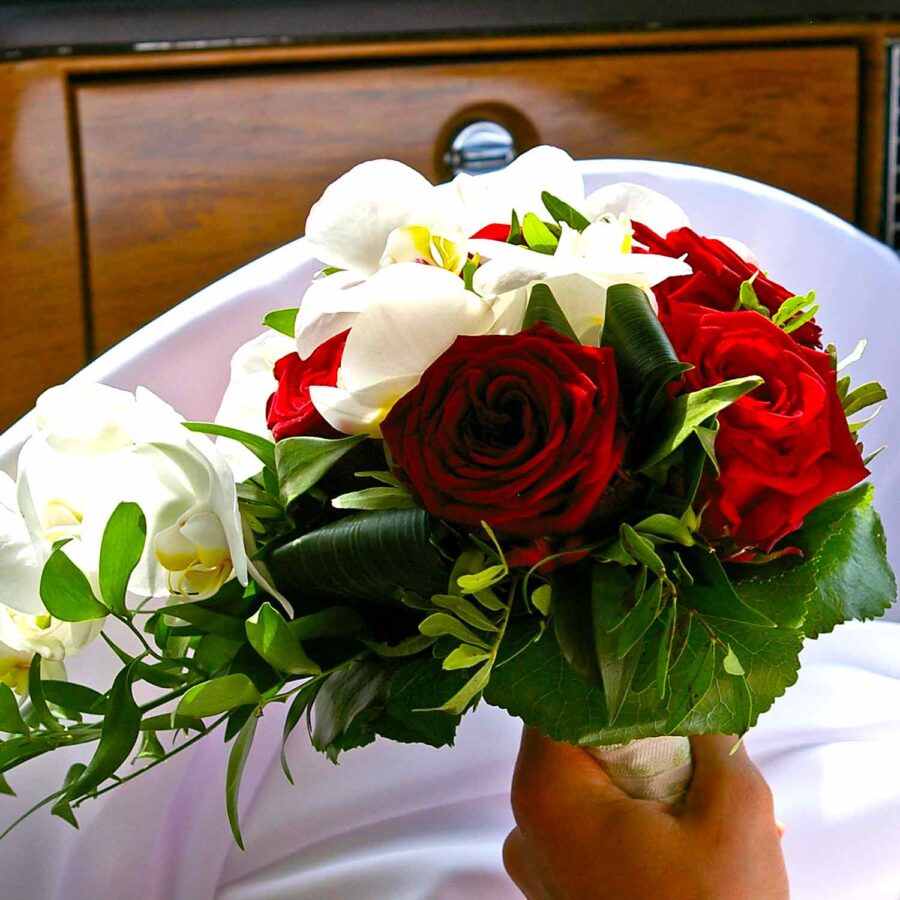 Букет невесты из орхидей и красных роз