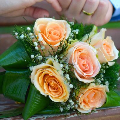 Букет невесты из персиковых роз и зелени