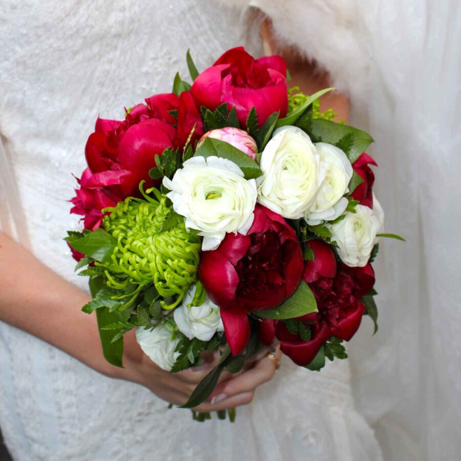 Букет невесты из пионов, хризантем и ранункулюсов