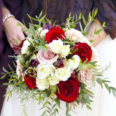 Букет невесты из разноцветных роз и зелени
