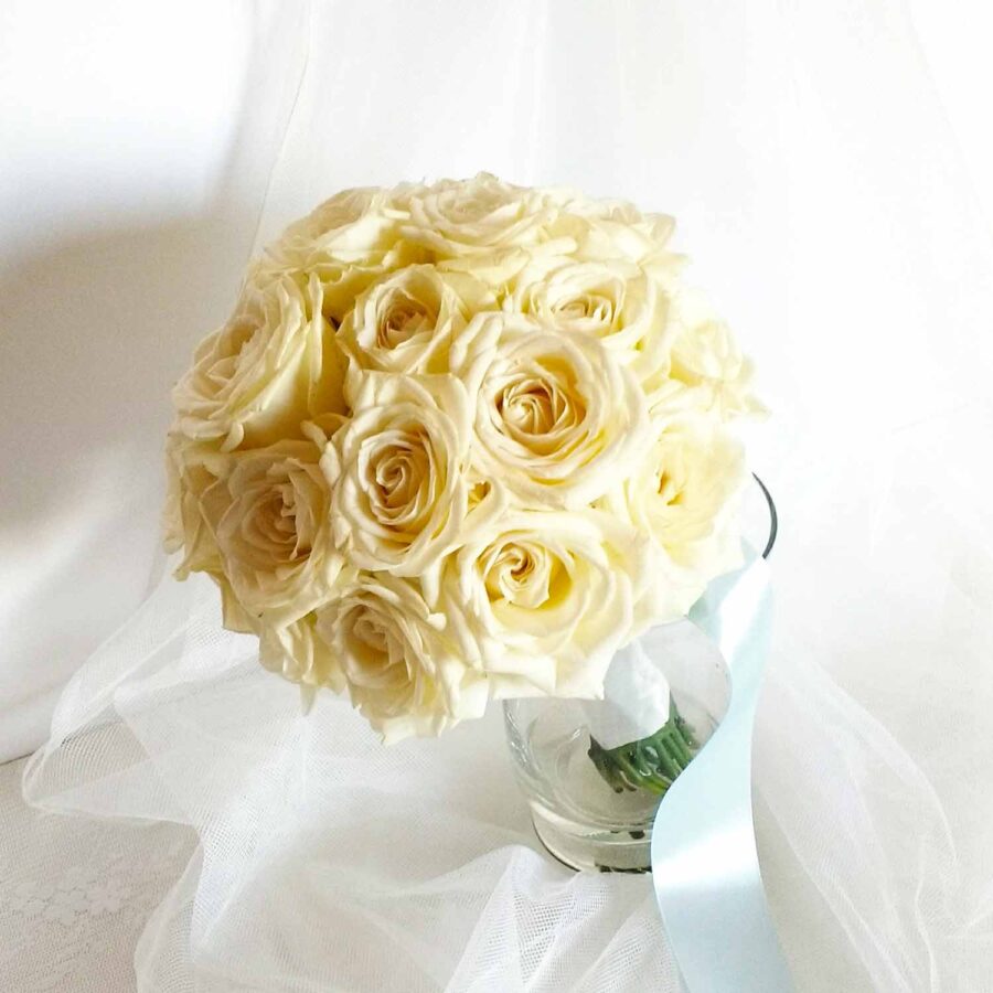 Букет невесты из российских кремовых роз