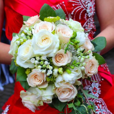 Букет невесты из роз, белой фрезии и зелени