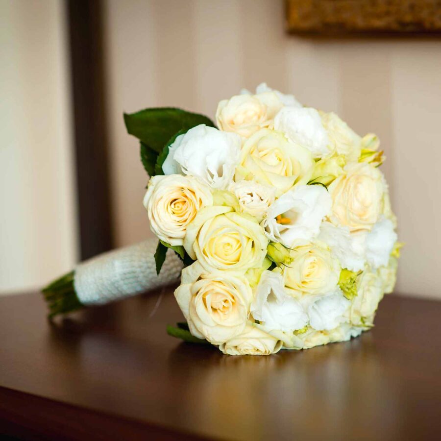 Букет невесты из роз, белых эустом и зелени