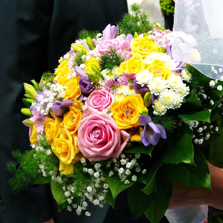 Букет невесты из роз, хризантем и фрезии