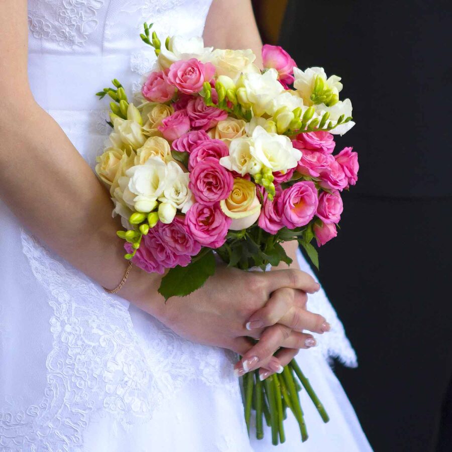 Букет невесты из роз и белой фрезии