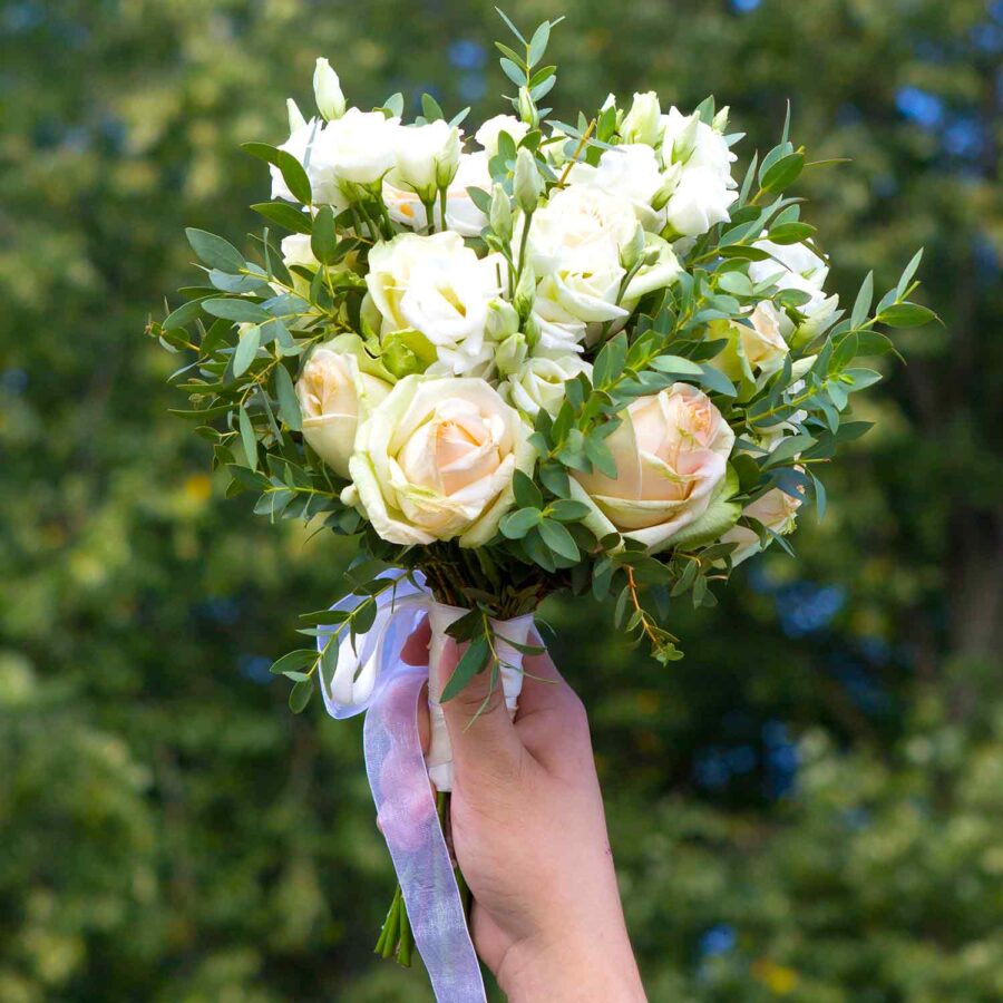 Букет невесты из роз, эустом и эвкалипта