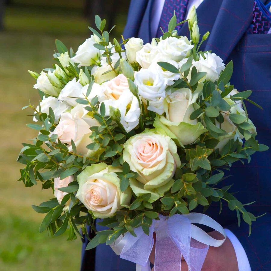 Букет невесты из роз, эустом и эвкалипта