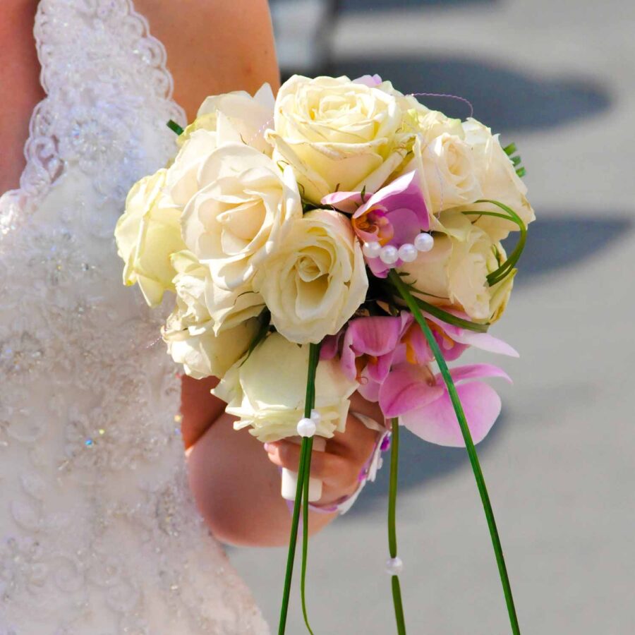 Букет невесты из роз, орхидей и декора