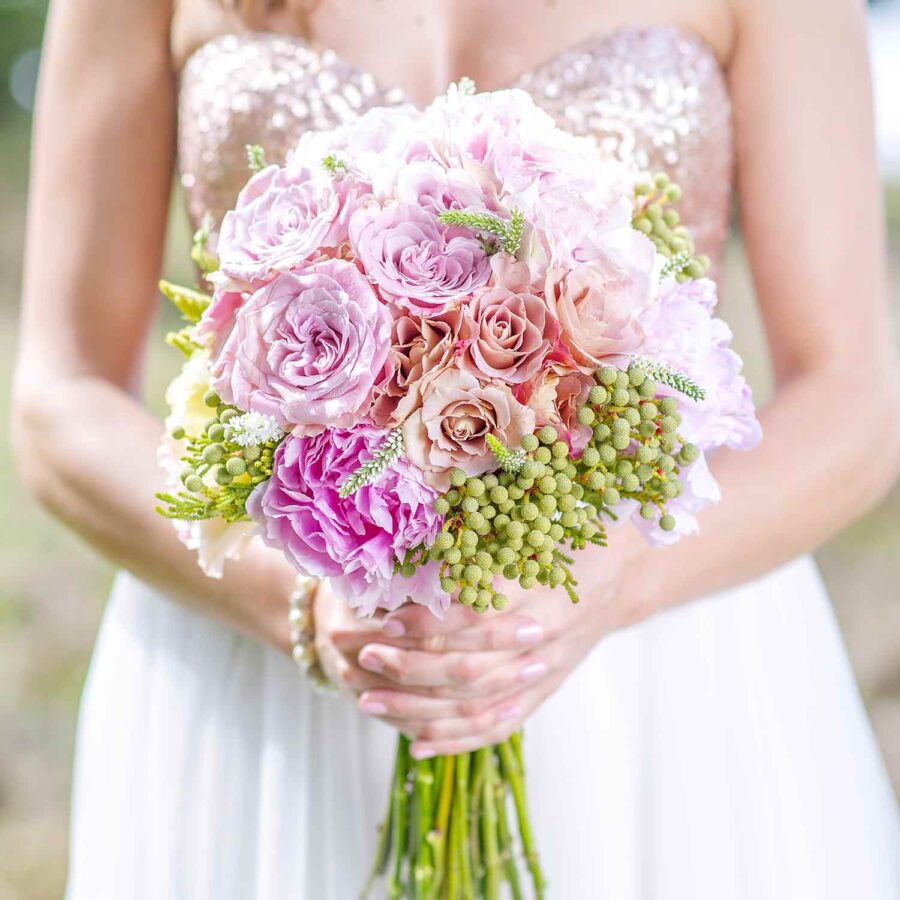 Букет невесты из роз, пионов и розовой гортензии