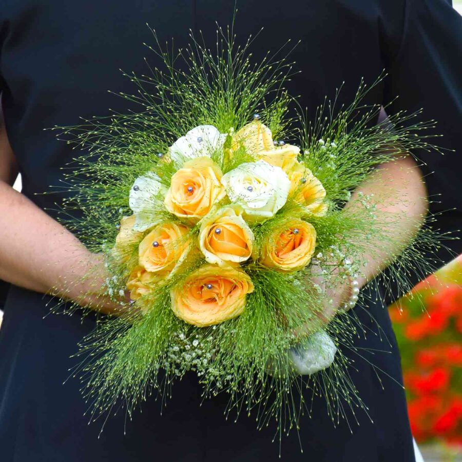 Букет невесты из роз, зелени и декора