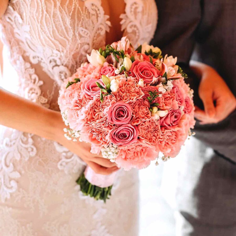 Букет невесты из розовых гвоздик, роз и фрезии