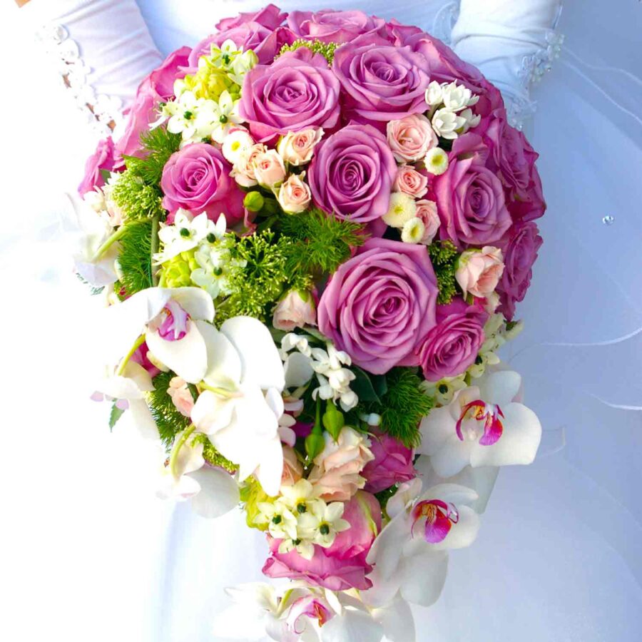 Букет невесты из розовых роз и орхидей