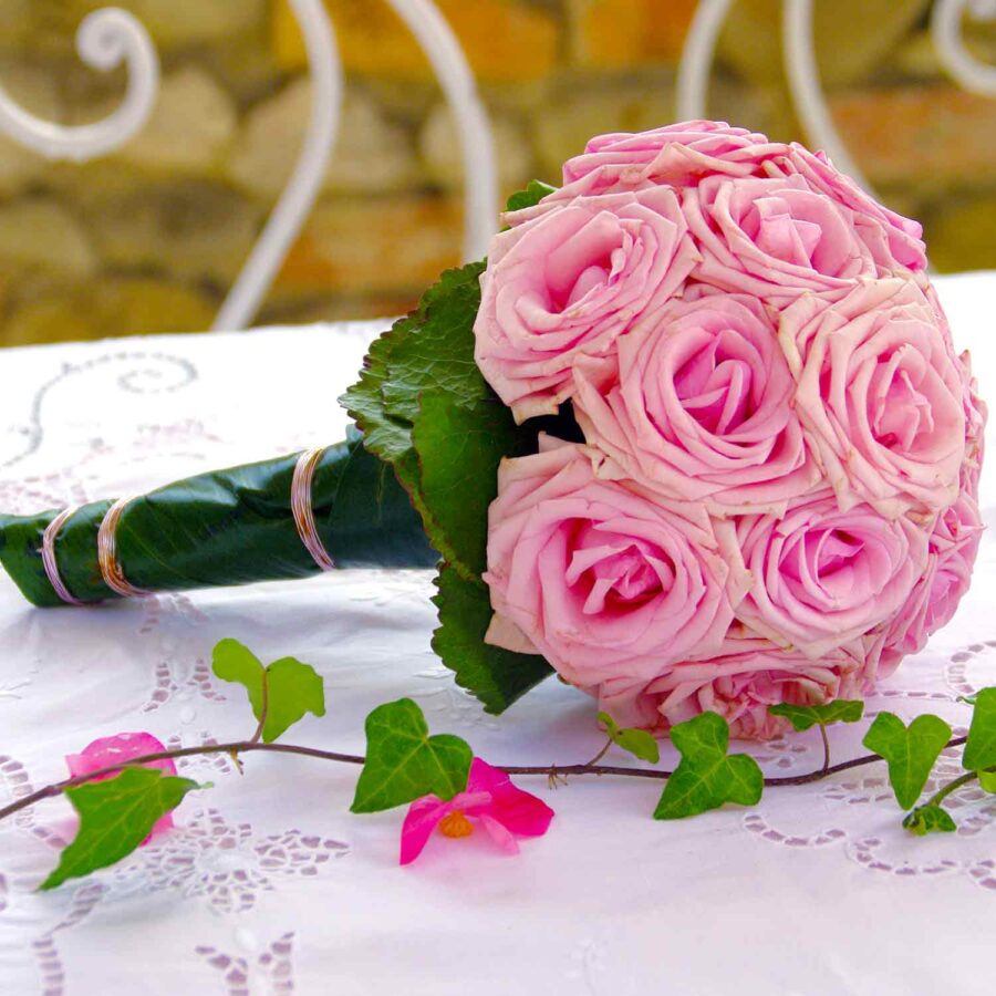 Букет невесты из розовых роз и зелени
