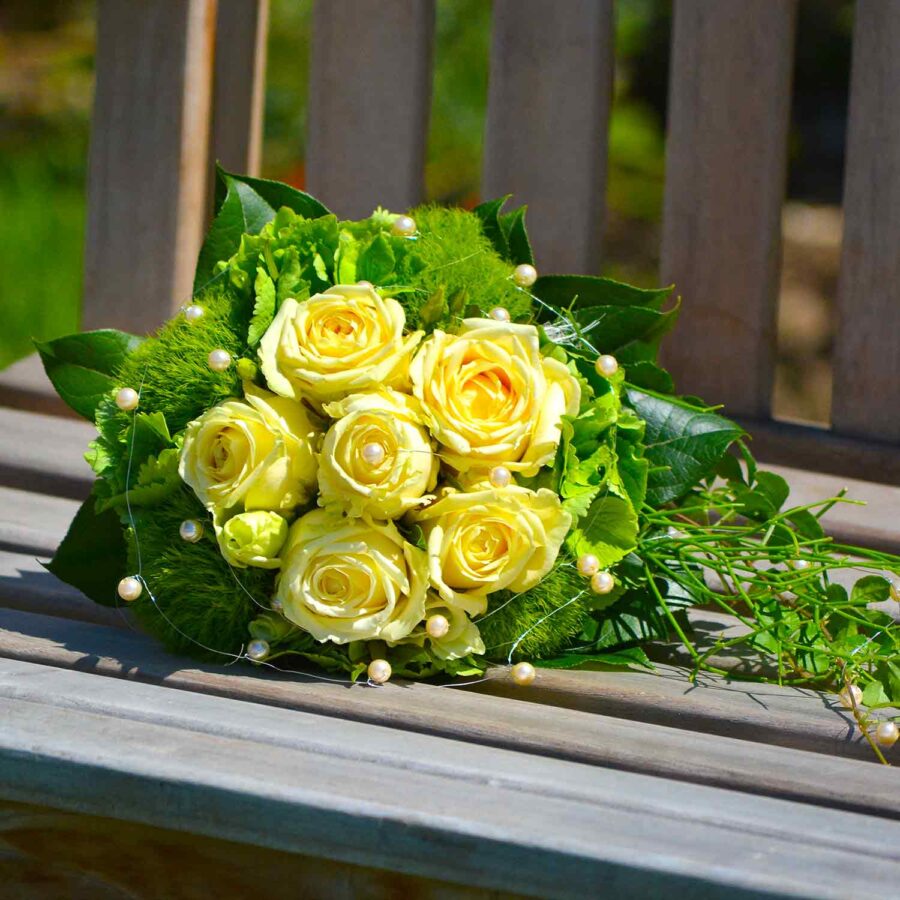 Букет невесты из желтых роз и гвоздик Грин Трик