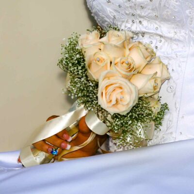 Букет невесты из 11 кремовых роз и гипсофилы