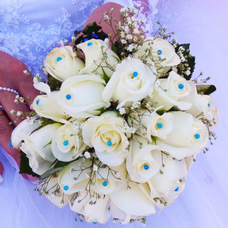 Букет невесты из 21 белой розы и гипсофилы
