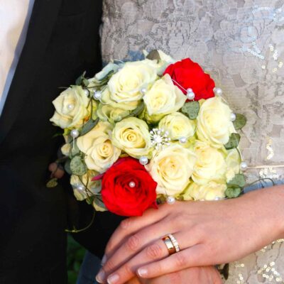 Букет невесты из белых и 2 красных роз