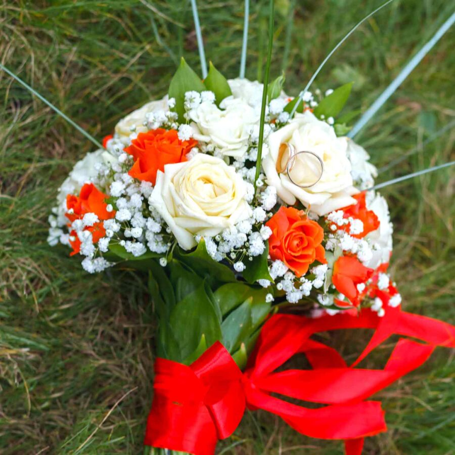 Букет невесты из белых и оранжевых роз