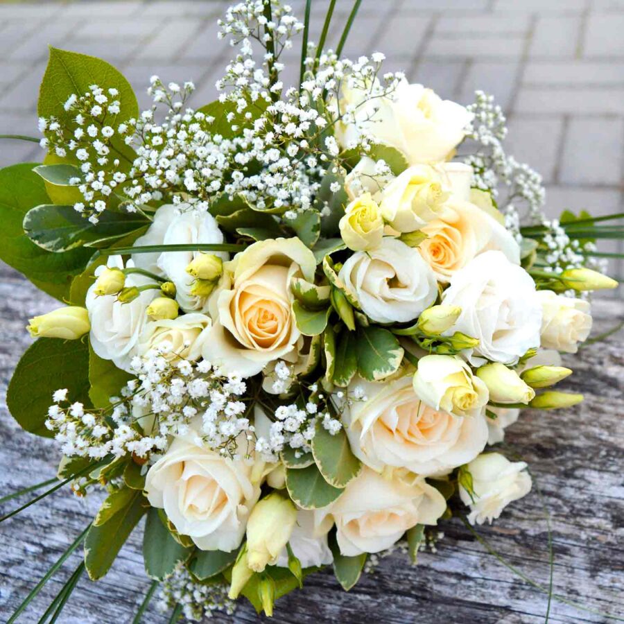Букет невесты из белых эустом, роз и гипсофилы