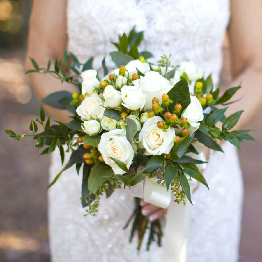 Букет невесты из белых роз, гиперикума и зелени