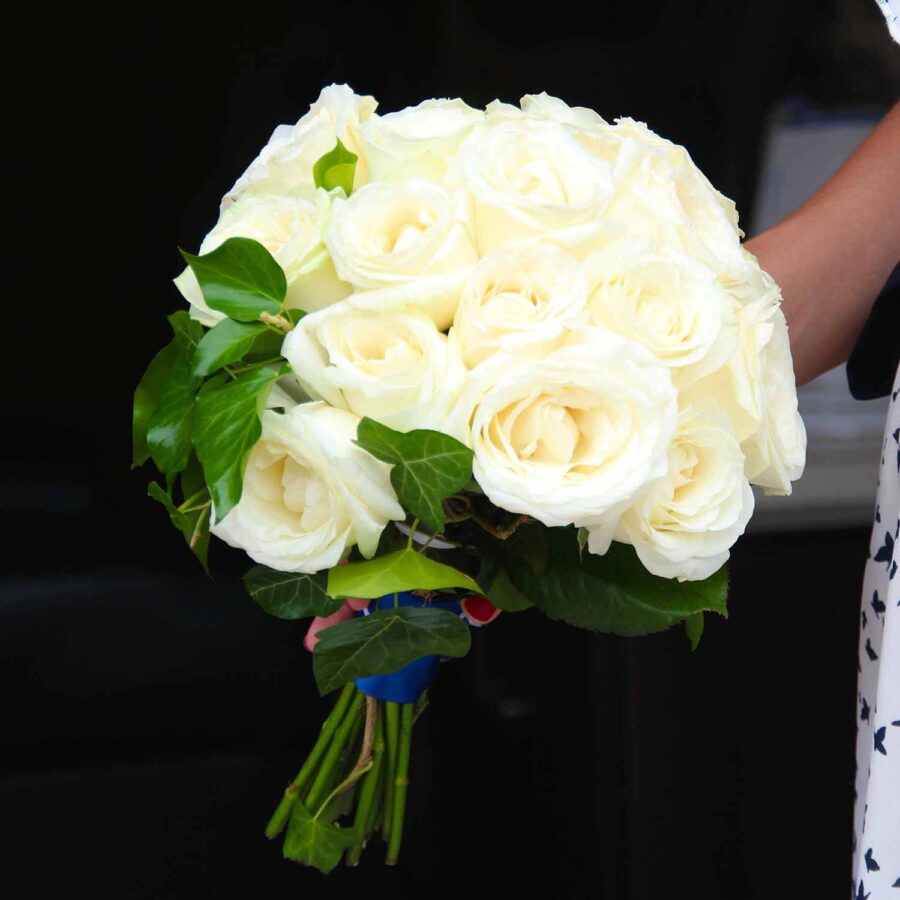Букет невесты из белых роз и зелени
