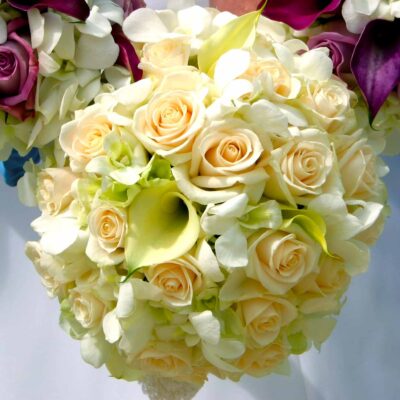 Букет невесты из калл, орхидей и кремовых роз