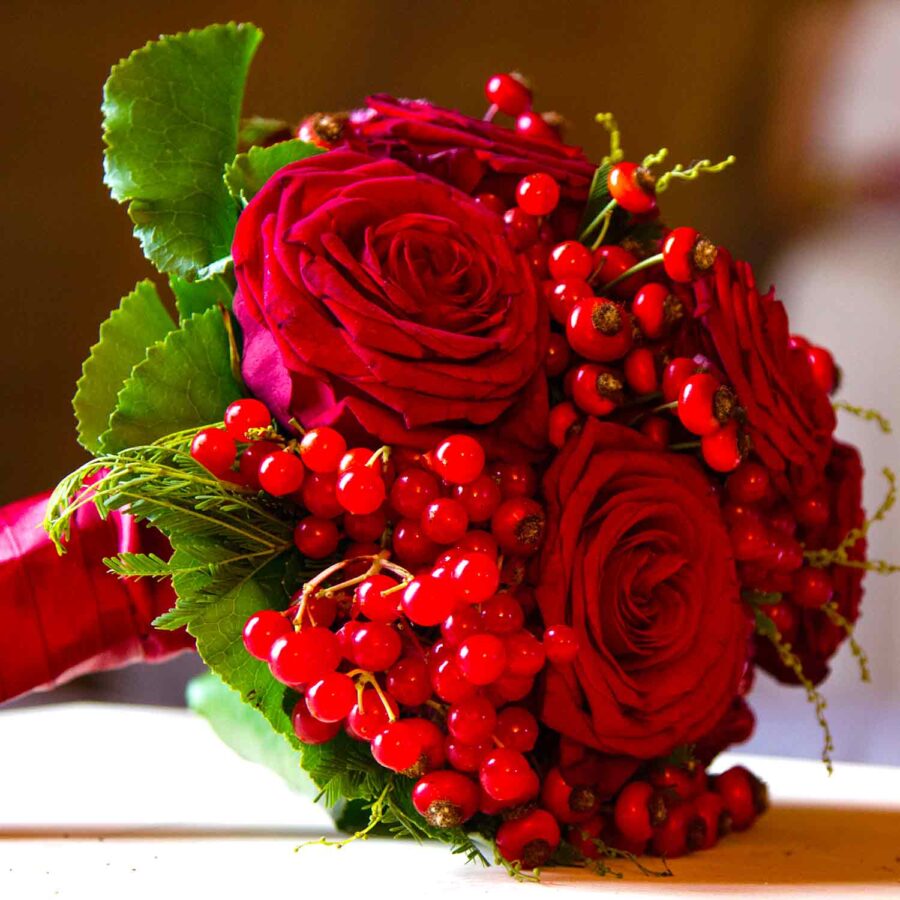 Букет невесты из красных роз и ягод