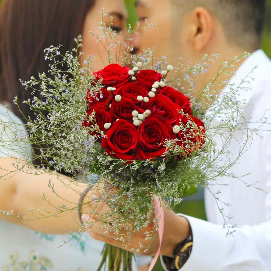 Букет невесты из красных роз и зелени