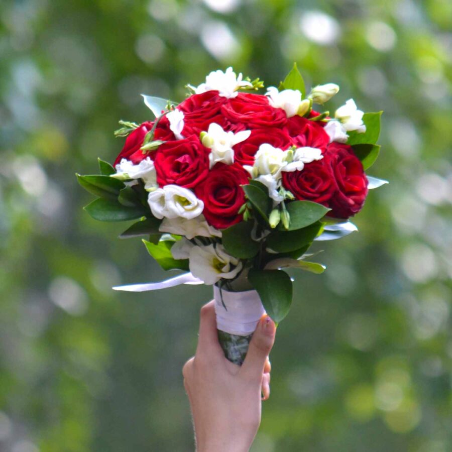 Букет невесты из красных роз, эустом и фрезии
