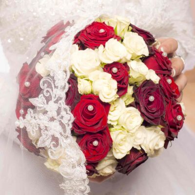 Букет невесты из кустовых и красных роз
