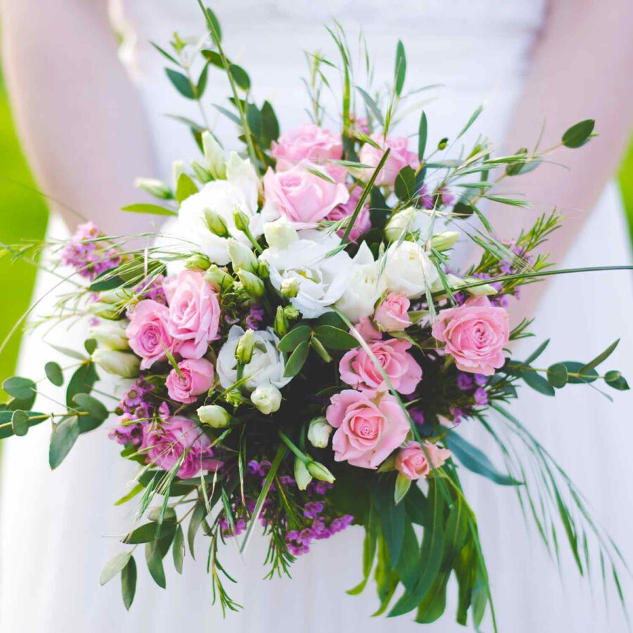 Букет невесты из кустовых роз, эустом и зелени