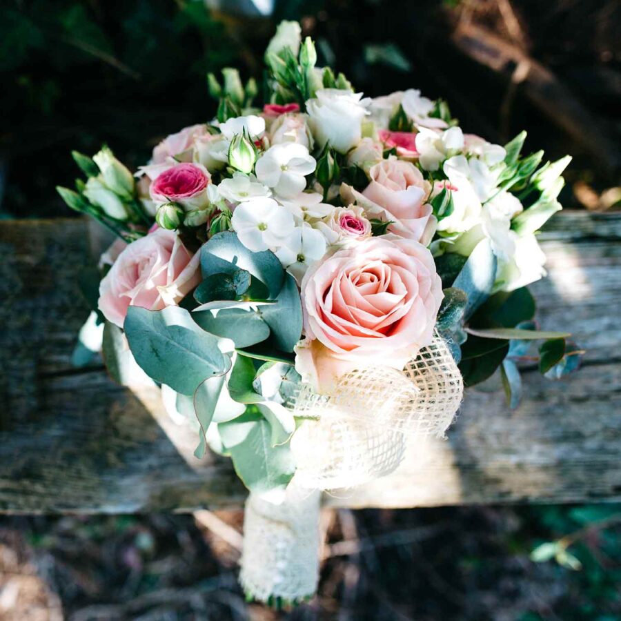 Букет невесты из лизиантуса, роз и эвкалипта