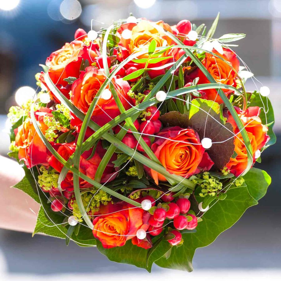 Букет невесты из оранжевых роз и гиперикума
