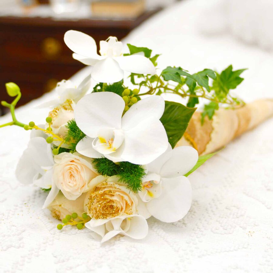Букет невесты из орхидей и кремовых роз