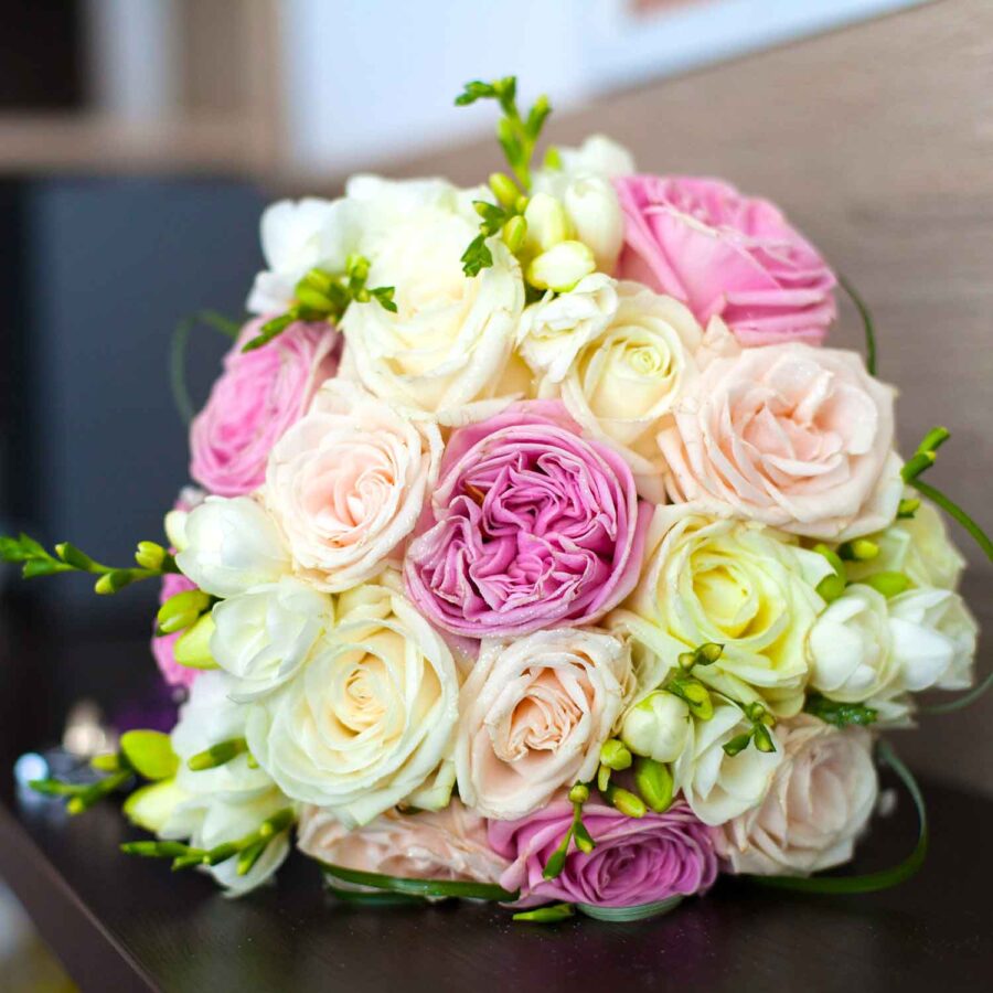 Букет невесты из разноцветных роз и фрезии
