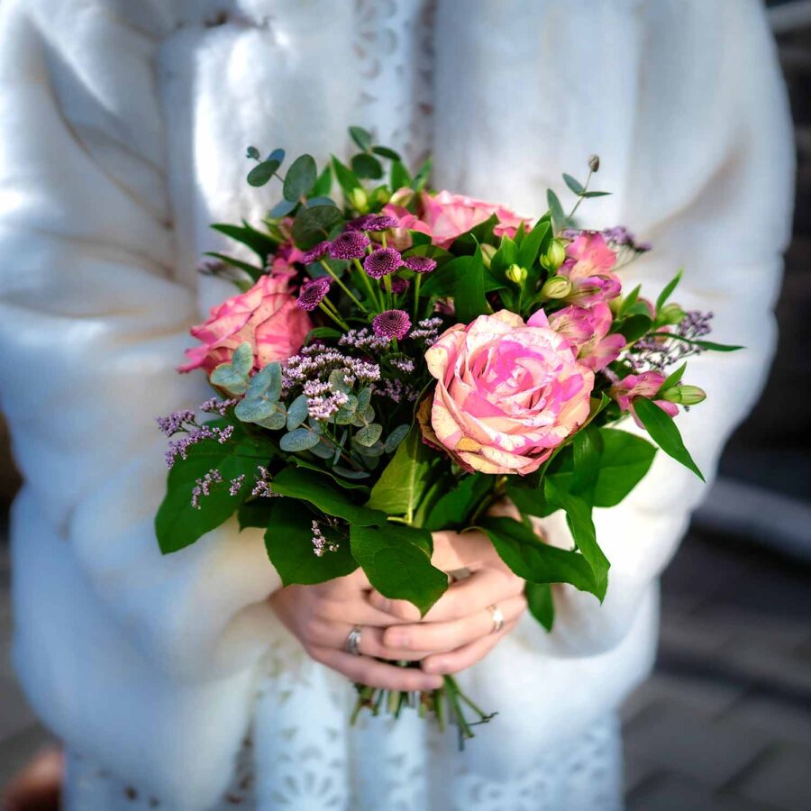 Букет невесты из роз, альстромерий и зелени