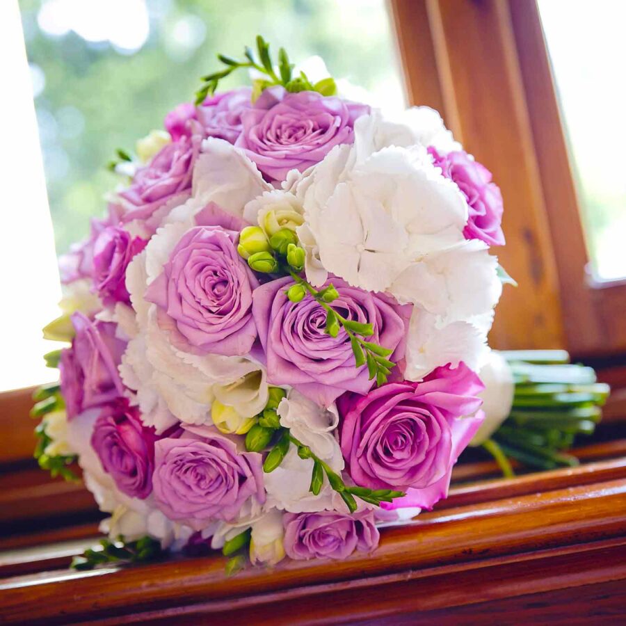 Букет невесты из роз, белой гортензии и фрезии