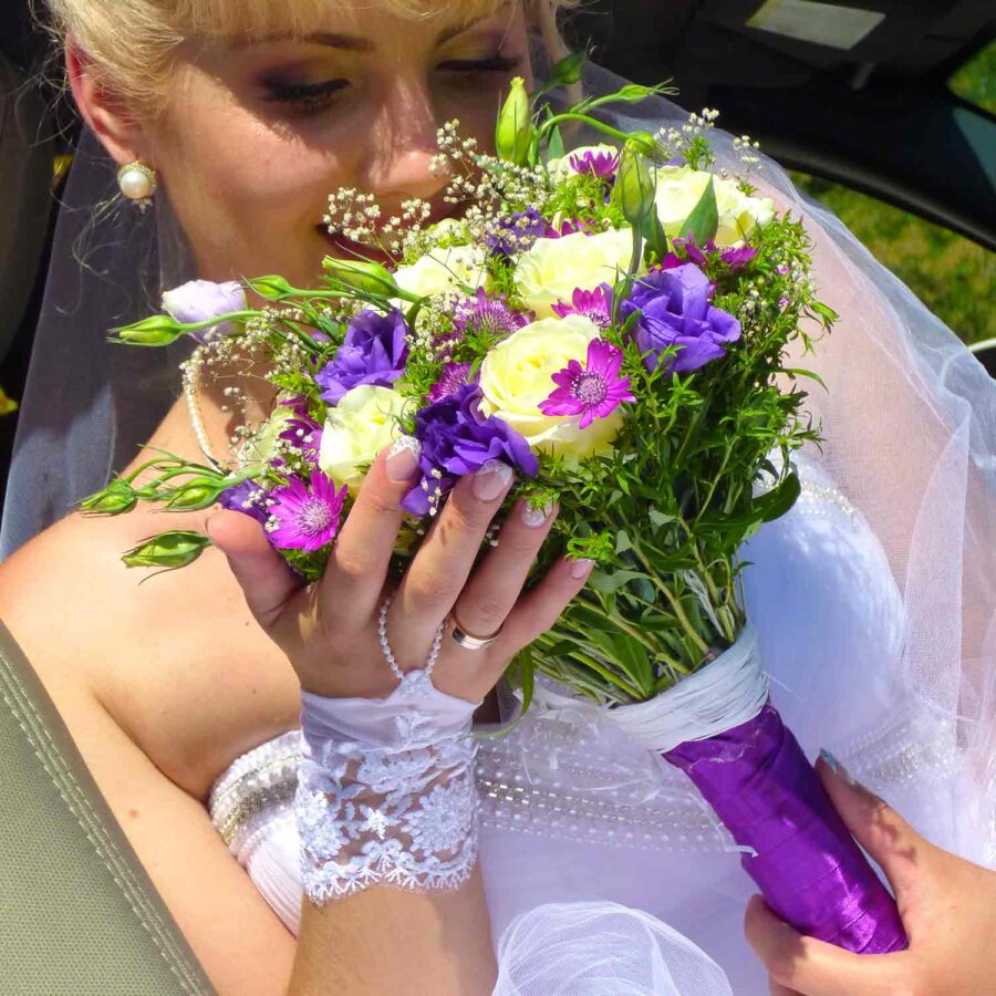 Букет невесты из роз, фиолетовых эустом и зелени
