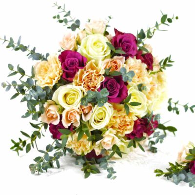 Букет невесты из роз, гвоздик и эвкалипта