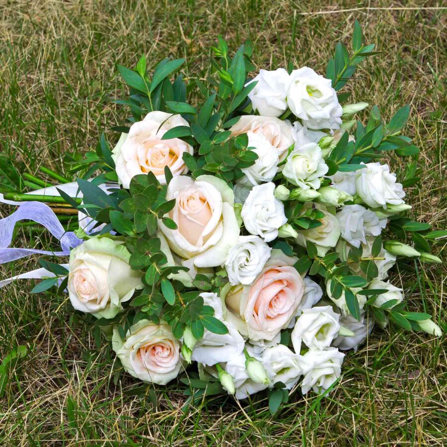 Букет невесты из роз и белых лизиантусов