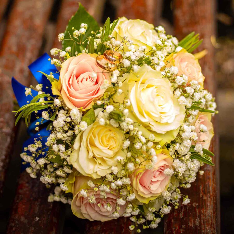 Букет невесты из роз и гипсофилы
