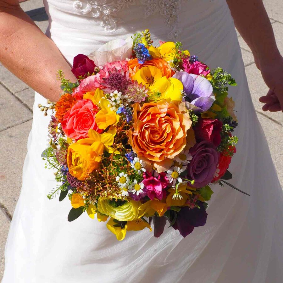 Букет невесты из роз и летних цветов